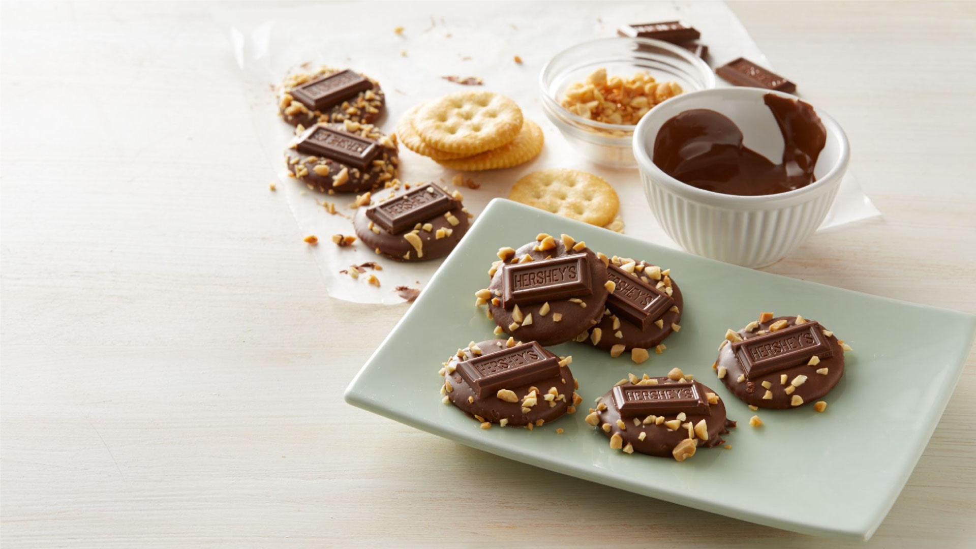 HERSHEY Bar Cracker Snack Medallions